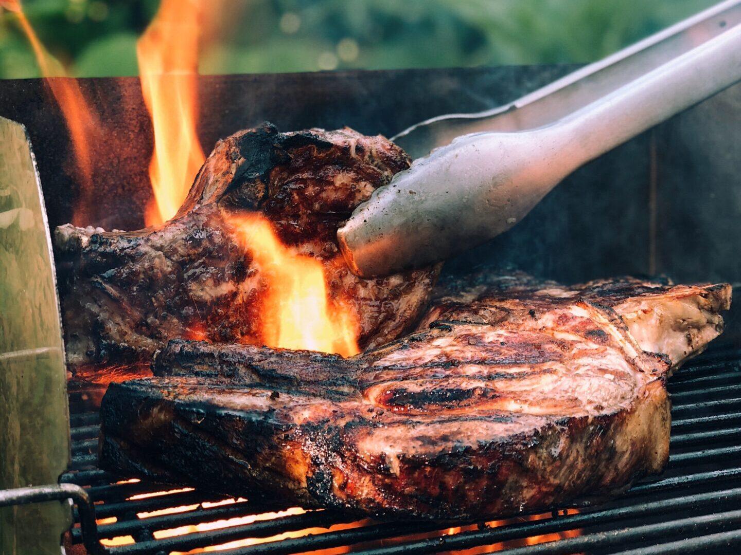 Steaks BBQ avec flammes